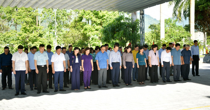 Đoàn công tác mặc niệm tưởng nhớ các Anh hùng liệt sĩ tại Nghĩa trang Liệt sĩ Quốc gia Vị Xuyên Đoàn công tác Ủy ban Pháp luật tri ân các anh hùng liệt sĩ, tặng quà người có công tại Hà Giang
