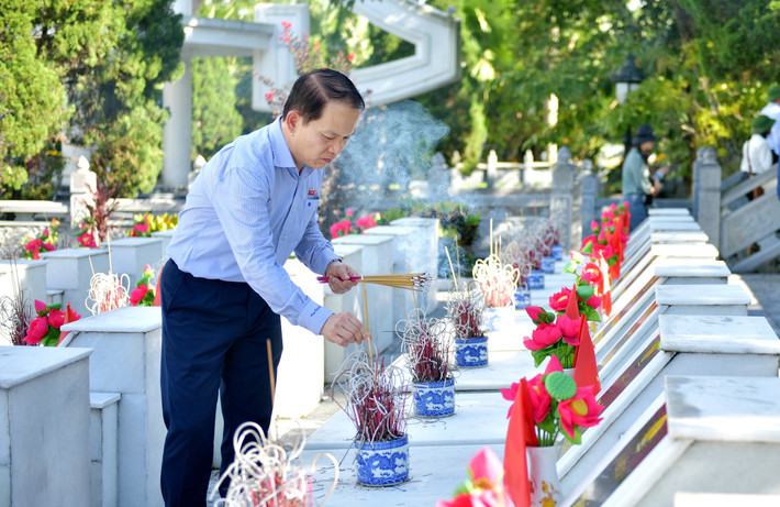 Chủ nhiệm Ủy ban Pháp luật Hoàng Thanh Tùng thắp hương bên phần mộ các Anh hùng liệt sĩ Đoàn công tác Ủy ban Pháp luật tri ân các anh hùng liệt sĩ, tặng quà người có công tại Hà Giang