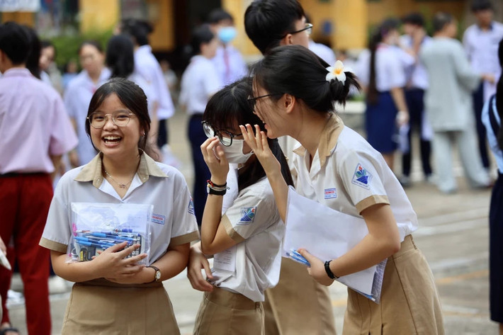 Tỷ lệ học sinh chọn tổ hợp khoa học tự nhiên chiếm ưu thế so với tổ hợp khoa học xã hội Lý do TP. Hồ Chí Minh tụt 9 hạng điểm thi tốt nghiệp THPT -0