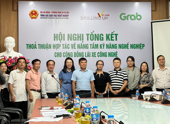 Đại diện hai đơn vị chụp ảnh lưu niệm. Ảnh: Tùng Dương Nâng tầm kỹ năng cho công đồng tài xế công nghệ -0