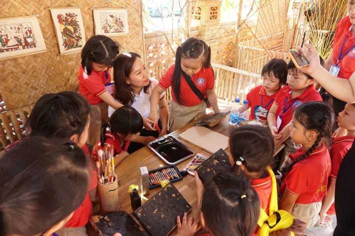 Học sinh trải nghiệm làm tranh dân gian Đông Hồ Khẳng định chất lượng của Trung tâm đào tạo, sát hạch lái xe hàng đầu tại Bắc Ninh -0