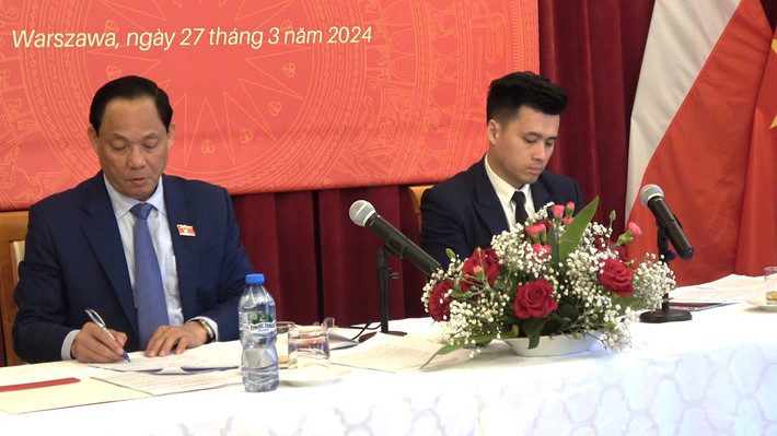 Phó Chủ tịch Quốc hội, Thượng tướng Trần Quang Phương lắng nghe các ý kiến của bà con cộng đồng người Việt Nam tại Ba Lan Phó Chủ tịch Quốc hội, Thượng tướng Trần Quang Phương gặp gỡ đại diện cộng đồng người Việt Nam tại Ba Lan -0