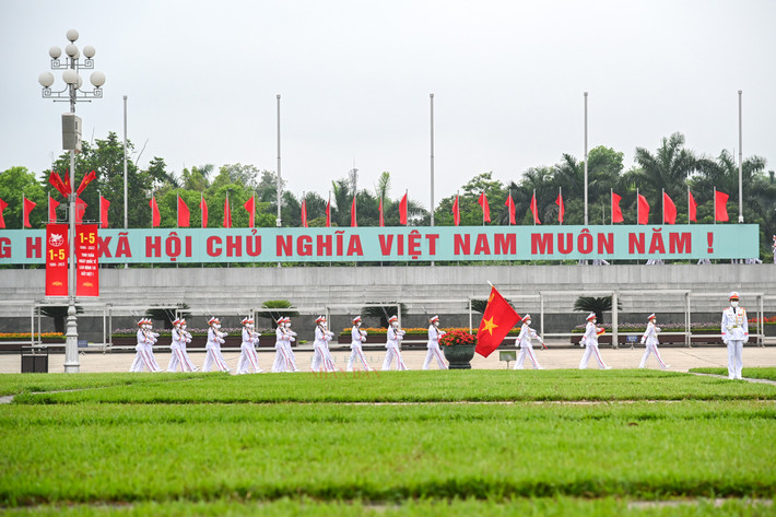 Trang nghiêm lễ thượng cờ tại quảng trường Ba Đình nhân dịp 47 năm ngày thống nhất đất nước ảnh 7 Trang nghiêm lễ thượng cờ tại quảng trường Ba Đình nhân dịp 47 năm ngày thống nhất đất nước -0