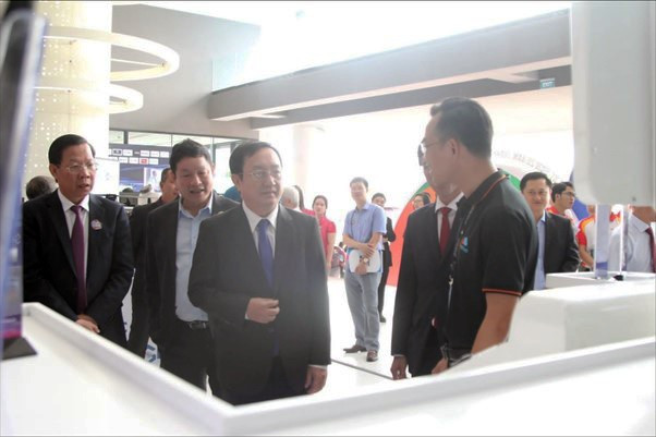 Bộ trưởng Khoa học Công nghệ Huỳnh Thành Đạt (thứ 3 từ trái sang), Chủ tịch UBND TP.HCM Phan Văn Mãi (thứ nhất từ trái sang), Chủ tịch FPT Trương Gia Bình (thứ 2 từ trái sang) cùng PGS.TS Nguyễn Anh Thi, Trưởng ban quản lý SHTP tham quan và trải nghiệm tính năng STM tại gian hàng của Unicloud. Unicloud - Đơn vị duy nhất đầu tư nhà máy Smart Factory đặt tại Khu công nghệ cao thành phố Hồ Chí Minh