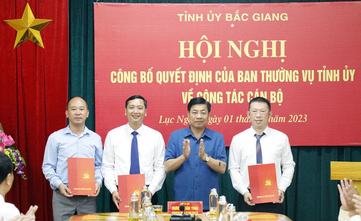 Đồng chí Dương Văn Thái trao quyết định cho đồng chí Vương Tuấn Nghĩa, Bí thư Huyện ủy Lục Ngạn (ngoài cùng bên phải). Bắc Giang: Công bố quyết định bổ nhiệm Bí thư Huyện ủy Lục Ngạn -0