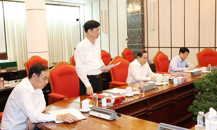 Chánh Văn phòng Trung ương Đảng Nguyễn Duy Ngọc báo cáo với lãnh đạo chủ chốt tại cuộc họp. Ảnh: Trí Dũng - TTXVN Tổng Bí thư Nguyễn Phú Trọng chủ trì cuộc họp lãnh đạo chủ chốt -0