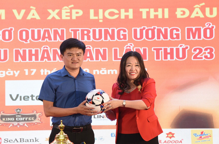Ông Nguyễn Huy Hiệu, Chủ tịch HĐQT Công ty TNHH VNA Sport Việt Nam tài trợ bóng thi đấu cho giải. Ảnh: Quang Khánh Lịch tường thuật trực tiếp Giải bóng đá các cơ quan Trung ương mở rộng tranh Cúp Báo Đại biểu Nhân dân lần thứ 23 -0