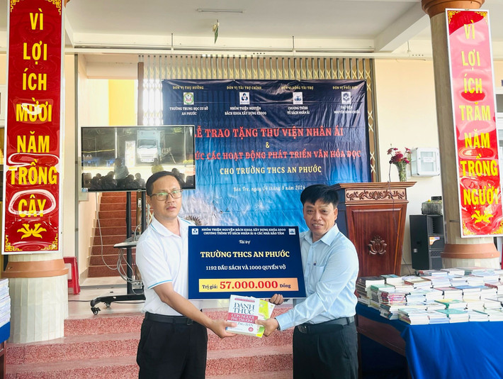 Ông Tề Liên Thắng - Trưởng nhóm thiện nguyện Bách khoa Xây dựng khóa 2000 trao bảng tượng trưng tài trợ cho Hiệu trưởng Trường THCS An Phước Phạm Văn Lý Gần 1.200 đầu sách tặng học sinh Bến Tre -0