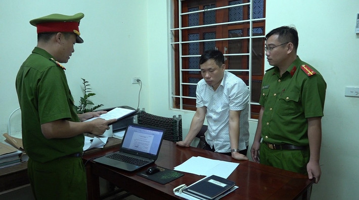 Cơ quan CSĐT đọc lệnh bắt bị can để tạm giam đối với Phó Chủ tịch UBND huyện Quỳ Hợp Trần Đức Lợi (Ảnh: Công an Nghệ An) Nghệ An: Khởi tố, bắt tạm giam phó chủ tịch ủy ban huyện Quỳ Hợp -0