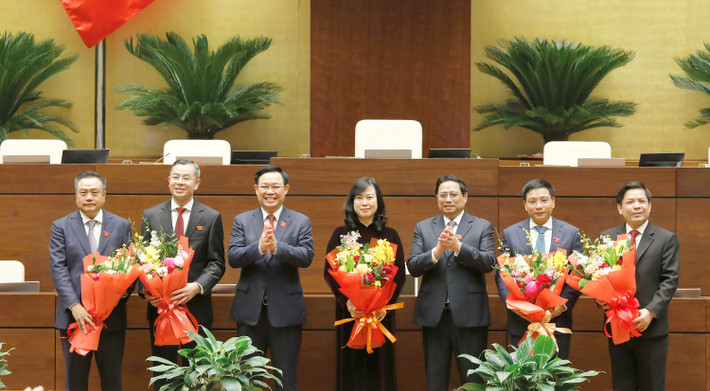 Chủ tịch Quốc hội Vương Đình Huệ tặng hoa chúc mừng tân Tổng Kiểm toán Nhà nước Ngô Văn Tuấn, Bộ trưởng Bộ Giao thông Vận tải Nguyễn Văn Thắng và Bộ trưởng Bộ Y tế Đào Hồng Lan; nguyên Tổng Kiểm toán Nhà nước Trần Sỹ Thanh, nguyên Bộ trưởng Bộ Giao thông Vận tải Nguyễn Văn Thể Ảnh: Hồ Long Bầu ông Ngô Văn Tuấn giữ chức Tổng Kiểm toán nhà nước, phê chuẩn ông Nguyễn Văn Thắng giữ chức Bộ trưởng Bộ Giao thông Vận tải, bà Đào Hồng Lan giữ chức Bộ trưởng Bộ Y tế -0