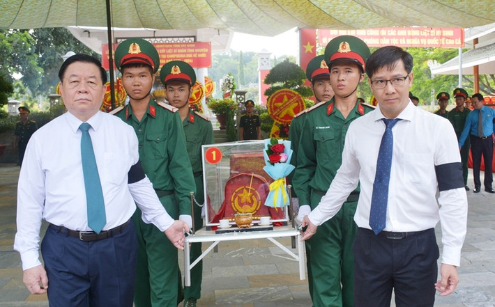 Trưởng Ban Tuyên giáo Trung ương Nguyễn Trọng Nghĩa di quách hài cốt liệt sĩ an táng tại Nghĩa trang Liệt sĩ Đồi 82 Trưởng Ban Tuyên giáo Trung ương Nguyễn Trọng Nghĩa tiếp Đoàn đại biểu Hội Cựu chiến binh Campuchia -0