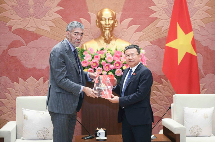 Tổng Bí thư đảng Phong trào cánh tả thống nhất, Bộ trưởng Chính sách hội nhập khu vực Dominica Mejia Miguel trao ấn phẩm của đảng Phong trào cánh tả thống nhất tặng Chủ nhiệm Ủy ban Đối ngoại Vũ Hải Hà Tổng Bí thư đảng MIU, Bộ trưởng Chính sách hội nhập khu vực Dominica trao ấn phẩm của đảng MIU tặng Chủ nhiệm Ủy ban Đối ngoại