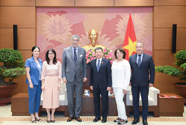 Chủ nhiệm Ủy ban Đối ngoại Vũ Hải Hà và Tổng Bí thư đảng Phong trào cánh tả thống nhất, Bộ trưởng Chính sách hội nhập khu vực Dominica Mejia Miguel cùng với các đại biểu chụp ảnh lưu niệm Các đại biểu chụp ảnh lưu niệm