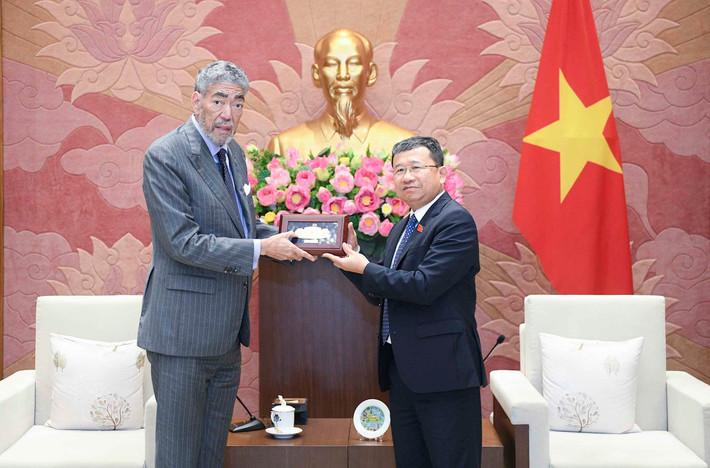 Chủ nhiệm Ủy ban Đối ngoại Vũ Hải Hà trao quà lưu niệm tặng Tổng Bí thư đảng Phong trào cánh tả thống nhất, Bộ trưởng Chính sách hội nhập khu vực Dominica Mejia Miguel Chủ nhiệm Ủy ban Đối ngoại Vũ Hải Hà trao quà lưu niệm tặng Tổng Bí thư MIU, Bộ trưởng Chính sách hội nhập khu vực Dominica