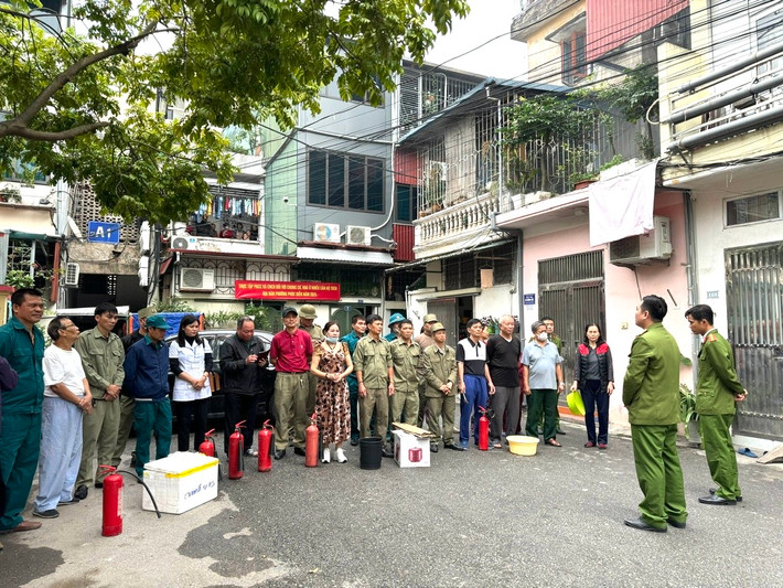 Lực lượng Cảnh sát PCCC và CNCH hướng dẫn người dân kỹ năng PCCC và cách thoát nạn Đề phòng cháy nổ dịp Tết Nguyên đán 2024 -0
