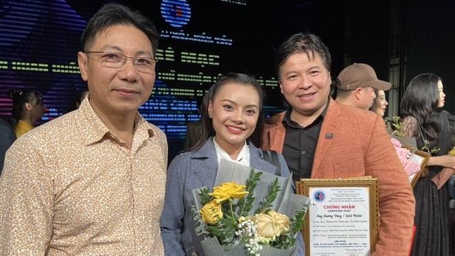 Soạn giả Lê Thế Song (bên trái) cùng đồng nghiệp tại Liên hoan Chèo toàn quốc năm 2022 Ảnh: NVCC Soạn giả Lê Thế Song (bên trái) cùng đồng nghiệp tại Liên hoan Chèo toàn quốc năm 2022 - Ảnh: NVCC