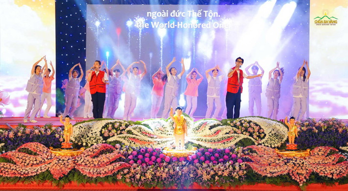 Tiết mục Đức Thế Tôn cứu đời với giai điệu vui tươi được thể hiện bởi ca sĩ Đoàn Linh, Ngọc Linh cùng các bạn trẻ Ban Tài năng chùa Ba Vàng Đại lễ Phật đản chùa Ba Vàng 2023 - Những dấu ấn còn đọng lại mãi -0