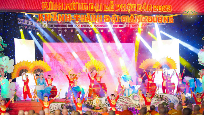 Tiết mục Trống hội mừng Khánh đản mở màn đêm văn nghệ Đại lễ Phật đản chùa Ba Vàng 2023 - Những dấu ấn còn đọng lại mãi -0