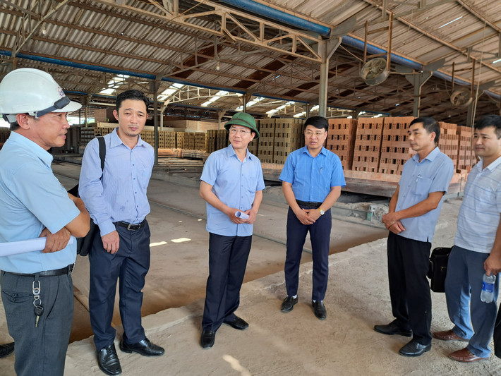 Đoàn giám sát HĐND tỉnh khảo sát tại Nhà máy gạch Tuynel ở huyện Quảng Trạch. Ảnh: H. Phong Đoàn giám sát HĐND tỉnh khảo sát tại Nhà máy gạch Tuynel ở huyện Quảng Trạch. ảnh H. Phong