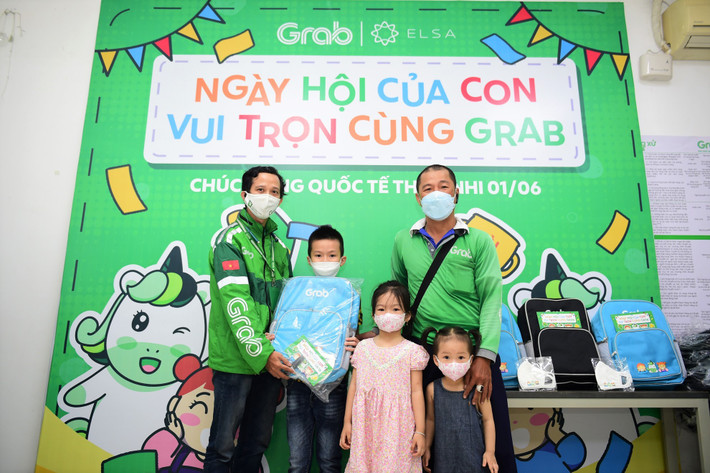 Grab triển khai chương trình Ngày hội của con vui trọn cùng Grab với nhiều phần quà hấp dẫn dành cho các con, em của đối tác Grab trao 2.400 phần quà cho con em đối tác nhân dịp Quốc tế Thiếu nhi -0