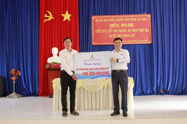 Tổng Giám đốc PVN, ĐBQH Lê Mạnh Hùng trao biểu trưng hỗ trợ công trình “Ánh sáng đường quê” trị giá 400 triệu đồng Tiếp xúc cử tri xã Khánh An, huyện U Minh, tỉnh Cà Mau -0