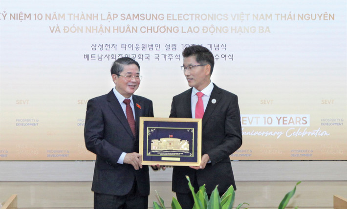 Phó Chủ tịch Quốc hội Nguyễn Đức Hải tặng quà tập thể cán bộ, lãnh đạo, nhân viên Công ty Samsung Electronics Việt Nam Thái Nguyên Lễ kỷ niệm 10 năm thành lập Samsung Electronics Việt Nam Thái Nguyên -0