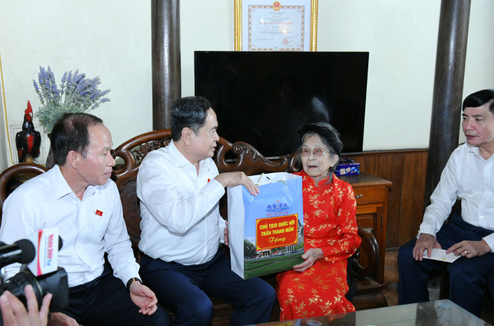 Chủ tịch Quốc hội Trần Thanh Mẫn và Đoàn công tác thăm, tặng quà tri ân Mẹ Việt Nam anh hùng Phạm Thị Hán Chủ tịch Quốc hội Trần Thanh Mẫn: Hải Phòng chung sức, đồng lòng hoàn thành vượt trội các chỉ tiêu năm 2024 -0