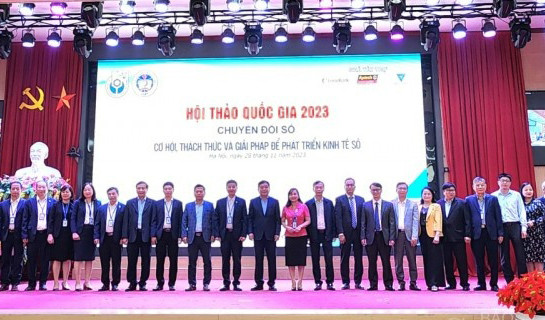 Kinh tế số - không gian mới của tăng trưởng ảnh 3 Các đại biểu, nhà khoa học chụp ảnh lưu niệm
