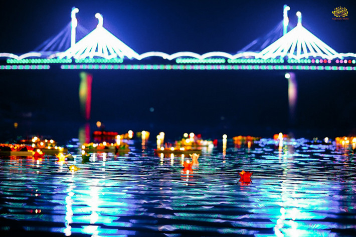 Dòng Thạch Hãn được thắp sáng bằng hàng nghìn hoa đăng do Phật tử CLB Cúc Vàng tự làm để tri ân các Anh hùng liệt sĩ Những dư âm còn mãi sau Đại lễ cầu siêu, thả hoa đăng tri ân bên bờ Thạch Hãn -0