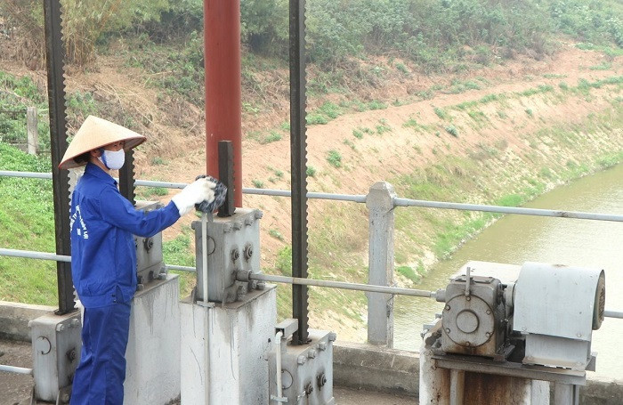 Công nhân Công ty TNHH một thành viên Đầu tư phát triển thủy lợi sông Nhuệ kiểm tra, bảo dưỡng thiết bị tại cống Liên Mạc ở quận Bắc Từ Liêm. Ảnh CGTĐTTP bảo đảm an toàn công trình thủy lợi trong mùa mưa bão -0