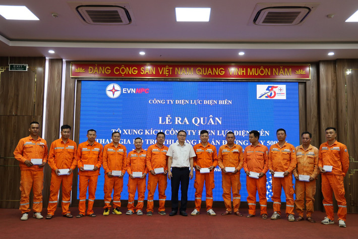 Tổ xung kích của Điện lực Điện Biên ra quân làm nhiệm vụ. Ảnh: NPC 28 Đội xung kích EVNNPC sẵn sàng dồn sức tại công trường Đường dây 500kV mạch 3 -0