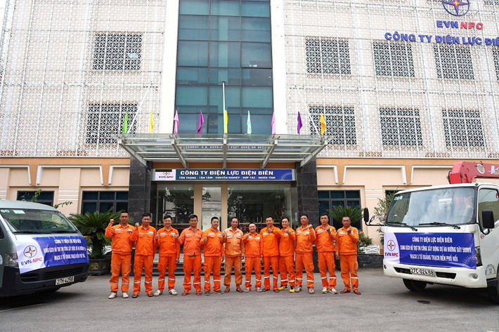 Tổ xung kích của Điện lực Điện Biên lên đường làm nhiệm vụ. Ảnh: NPC 28 Đội xung kích EVNNPC sẵn sàng dồn sức tại công trường Đường dây 500kV mạch 3 -0