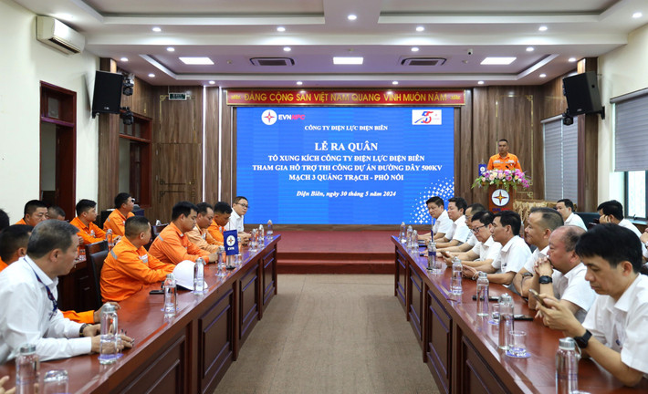 Lễ ra quân Tổ xung kích của Điện lực Điện Biên tham gia hỗ trợ thi công Dự án Đường dây 500kV mạch 3 từ Quảng Trạch - Phố Nối. Ảnh: NPC 28 Đội xung kích EVNNPC sẵn sàng dồn sức tại công trường Đường dây 500kV mạch 3 -0