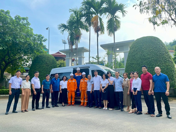 Tổ xung kích của Điện lực Sơn La ra quân làm nhiệm vụ. Ảnh: NPC 28 Đội xung kích EVNNPC sẵn sàng dồn sức tại công trường Đường dây 500kV mạch 3 -0
