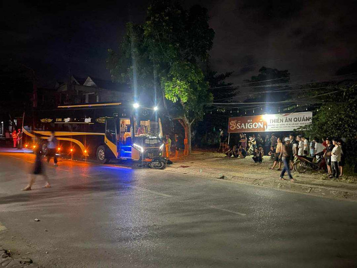 Hiện trường vụ tai nạn. Ảnh: Công an cung cấp Xe máy đối đầu ô tô khách, 2 thanh niên tử vong -0