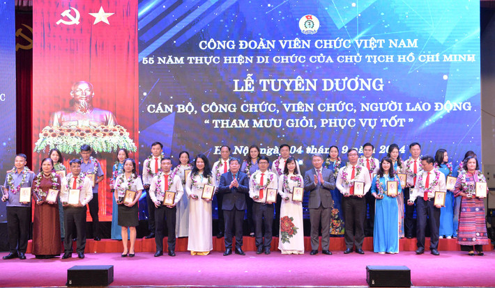 Bộ trưởng Bộ Tư pháp Nguyễn Hải Ninh trao quà và biểu trưng cho các gương mặt tiêu biểu Bộ trưởng Bộ Tư pháp Nguyễn Hải Ninh và trao quà và biểu trưng cho các gương mặt tiêu biểu