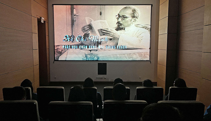 Các đoàn viên, thanh niên cùng xem bộ phim “Hồ Chí Minh: Phác họa chân dung một chính khách” Hành trình theo chân Bác -0