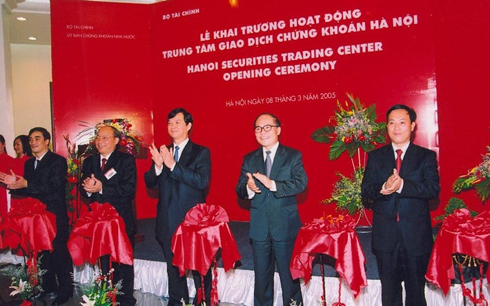 Lễ khai trương hoạt động Trung tâm Giao dịch Chứng khoán Hà Nội (Năm 2005) Lễ khai trương hoạt động Trung tâm Giao dịch Chứng khoán Hà Nội (Năm 2005).
