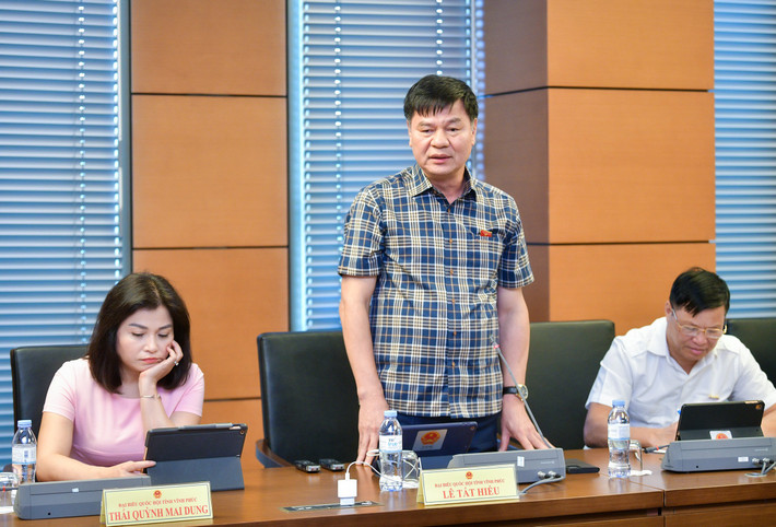 ĐBQH Lê Tất Hiếu (Vĩnh Phúc) phát biểu tại Tổ. Ảnh: Lê Bình Ban hành kịp thời các văn bản hướng dẫn, không để xảy ra vướng mắc do thiếu văn bản cụ thể hóa -0