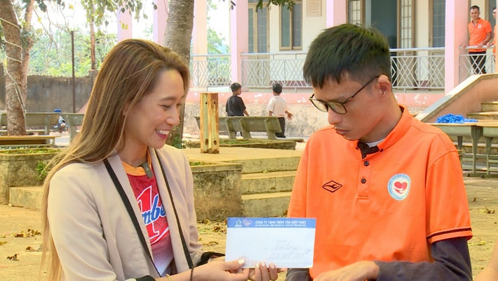 Đại sứ thương hiệu Number 1 gửi món quà động viên tinh thần đến Nguyễn Tài Nam. Nguồn: ITN Đại sứ thương hiệu Number 1 gửi món quà động viên tinh thần đến Nguyễn Tài Nam. Ảnh: ITN