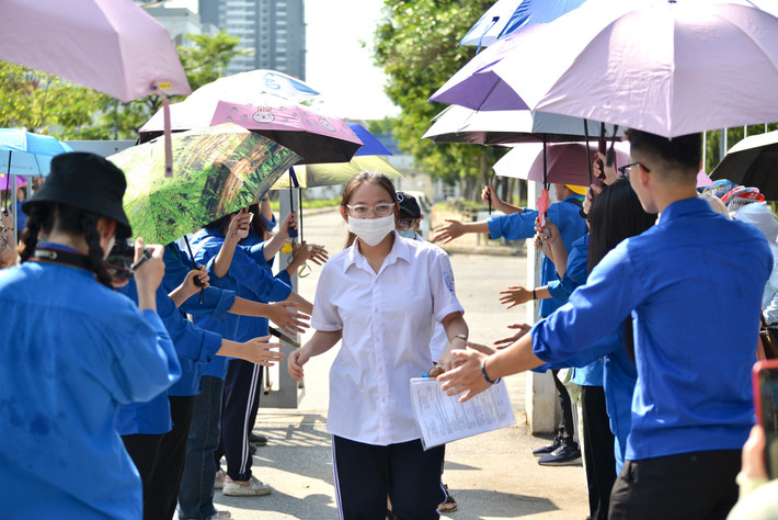 Những hình ảnh ấn tượng kỳ thi vào lớp 10 tại Hà Nội ảnh 13 Hình ảnh ấn tượng kỳ thi vào lớp 10 tại Hà Nội -0