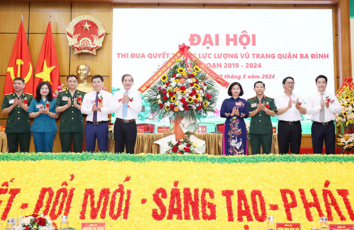 Phó Bí thư Thường trực Thành ủy Hà Nội Nguyễn Thị Tuyến cùng lãnh đạo thành phố tặng lẵng hoa chúc mừng Đại hội. Ảnh: ITN Quận Ba Đình (Hà Nội): Biểu dương các tập thể, cá nhân trong phong trào thi đua quyết thắng -0