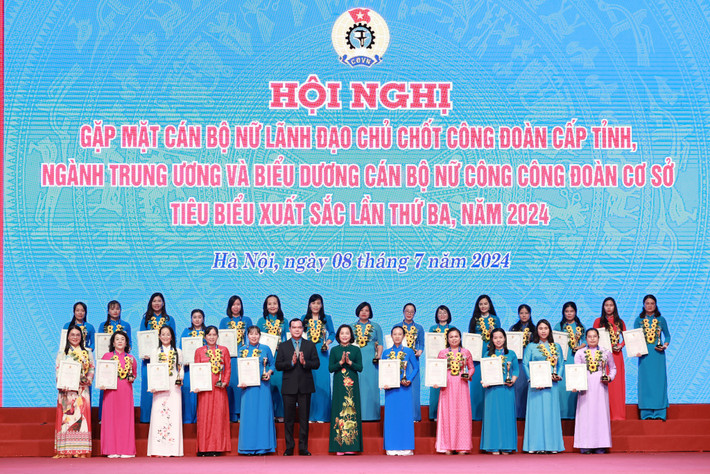 Các nữ cán bộ công đoàn cơ sở tiêu biểu được biểu dương tại hội nghị. Ảnh: Hải Nguyễn Khẳng định vai trò, cống hiến thầm lặng của cán bộ nữ công đoàn -0