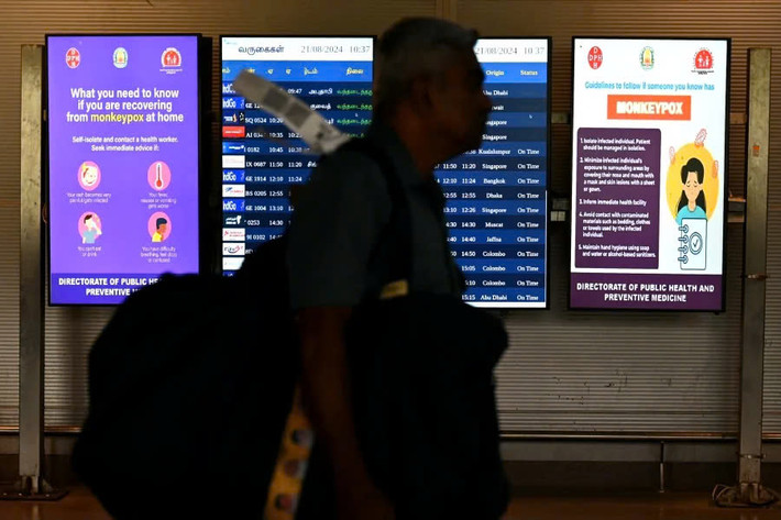 Cánh báo về bệnh đậu mùa khỉ ở sân bay Changi, Singapore. Ảnh: AFP Singapore thắt chặt kiểm soát sau khi xác nhận 13 trường hợp nhiễm mpox -0