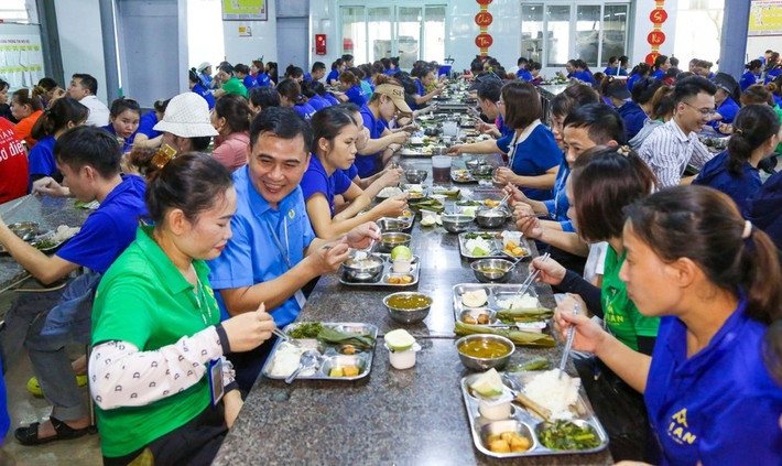 Công đoàn Khu kinh tế (KKT) Đông Nam Nghệ An cùng các công đoàn cơ sở tổ chức "Bữa cơm Công đoàn" năm 2023 cho người lao động. Ảnh: ML Triển khai “Bữa cơm Công đoàn” năm 2024 đồng loạt trên cả nước -0
