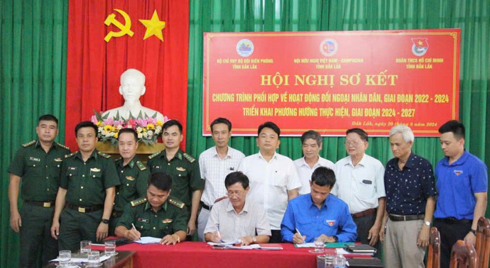 Đại diện Hội Hữu nghị Việt Nam – Campuchia, Tỉnh Đoàn và Bộ Chỉ huy Bộ đội Biên phòng tỉnh Đắk Lắk ký kết chương trình phối hợp giai đoạn 2024 - 2027 Nâng cao phối hợp hoạt động đối ngoại nhân dân giai đoạn 2024 - 2027 -0