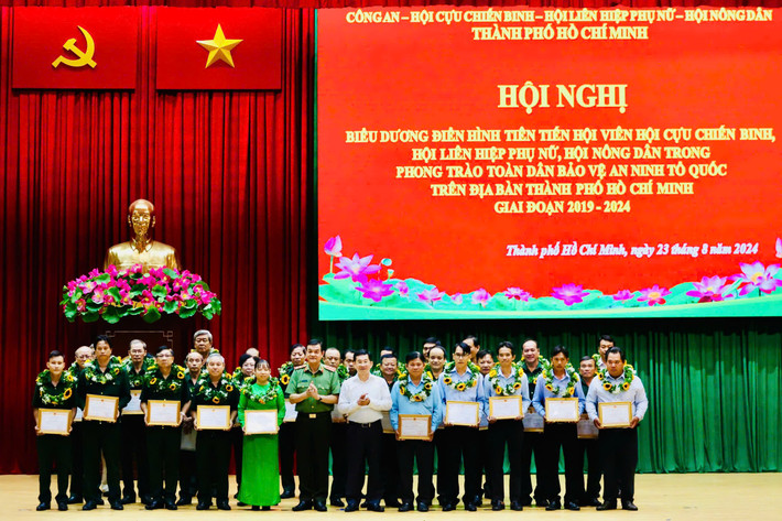 Trao khen thưởng, biểu dương 160 gương tập thể, cá nhân điển hình tiên tiến trong phong trào toàn dân bảo vệ an ninh Tổ quốc. Ảnh: M. Anh Biểu dương 160 điển hình tiên tiến trong phong trào bảo vệ an ninh Tổ quốc -0