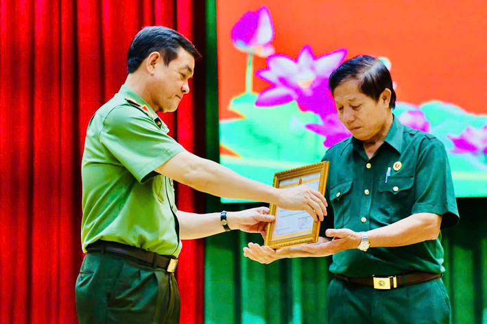 Giám đốc Công an TP Lê Hồng Nam trao bằng khen cho các cá nhân, tập thể điển hình tiên tiến bảo vệ an ninh Tổ quốc. Ảnh: M.Anh Biểu dương 160 điển hình tiên tiến trong phong trào bảo vệ an ninh Tổ quốc -0