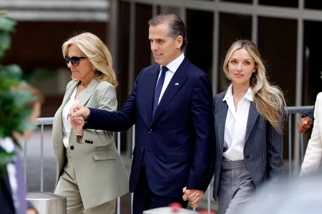 Đệ nhất phu nhân Jill Biden và vợ của Hunter Biden, bà Melissa nắm tay ông khi họ rời phòng xử án. Ảnh: AFP Lần đầu tiên con trai một tổng thống Mỹ bị kết tội -0