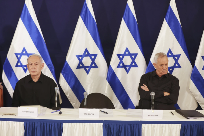 Thủ tướng Israel Netanyahu và Bộ trưởng Nội các Benny Gantz trong một cuộc họp báo tháng 10.2023. Ảnh: AP Xáo trộn trong Nội các Israel sẽ ảnh hưởng thế nào đến cuộc chiến Gaza? -0